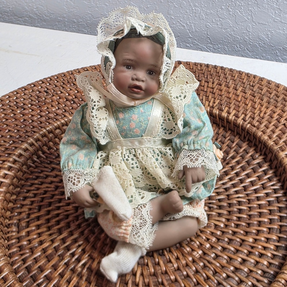 1990s Ashton-Drake Galleries Picture Perfect Baby 'Danielle' Bonnet Porcelain